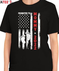 New Mom Shirt Promoted To Mommy 2022 T-Shirt American Flag Baby Footprint New Mom Gifts Women's T-Shirt