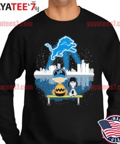 Charlie Brown And Snoopy Dog Watching City Detroit Lions T-shirt