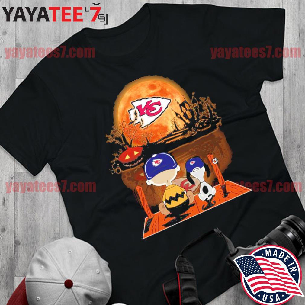 Charlie Brown And Snoopy Watching Kansas City Chiefs Halloween T-Shirt