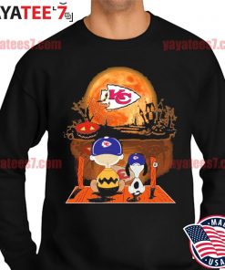 Charlie Brown And Snoopy Watching Kansas City Chiefs Halloween T-Shirt