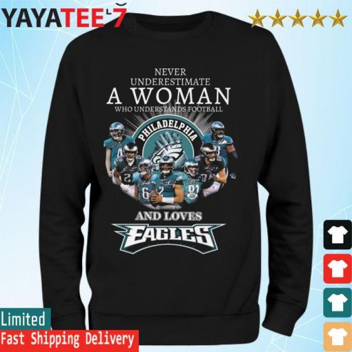 Philadelphia Eagles team Never underestimate a Woman who understands football and loves Eagles signatures s Sweatshirt