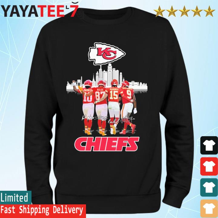 Kansas City Chiefs Skyline Isiah Pacheco Travis Kelce Patrick Mahomes Ii  And Juju Smith-schuster Signatures 2023 T-Shirt - REVER LAVIE